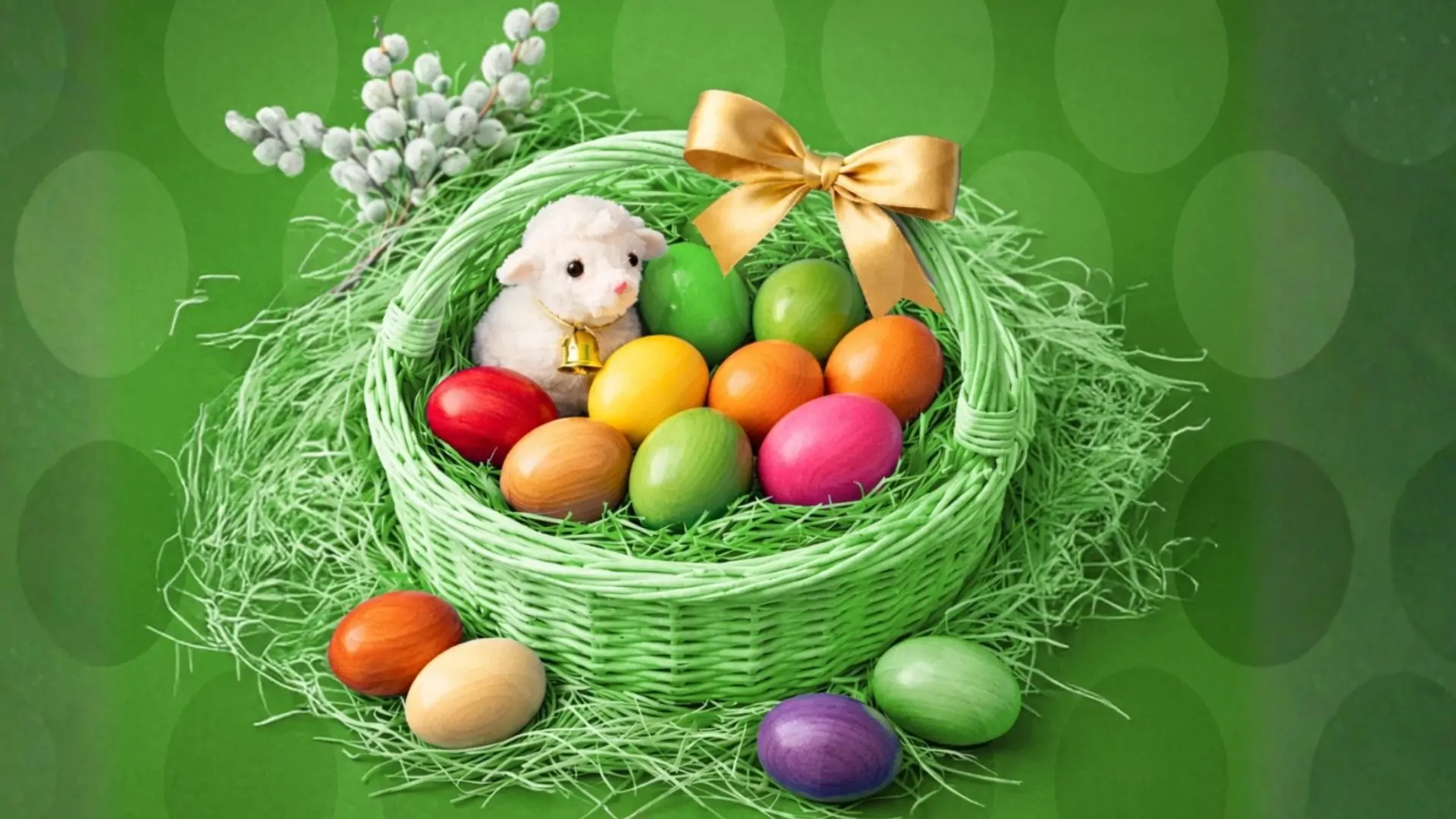 zielony koszyczek z pisankami i barankiem. W tle zielone kropki